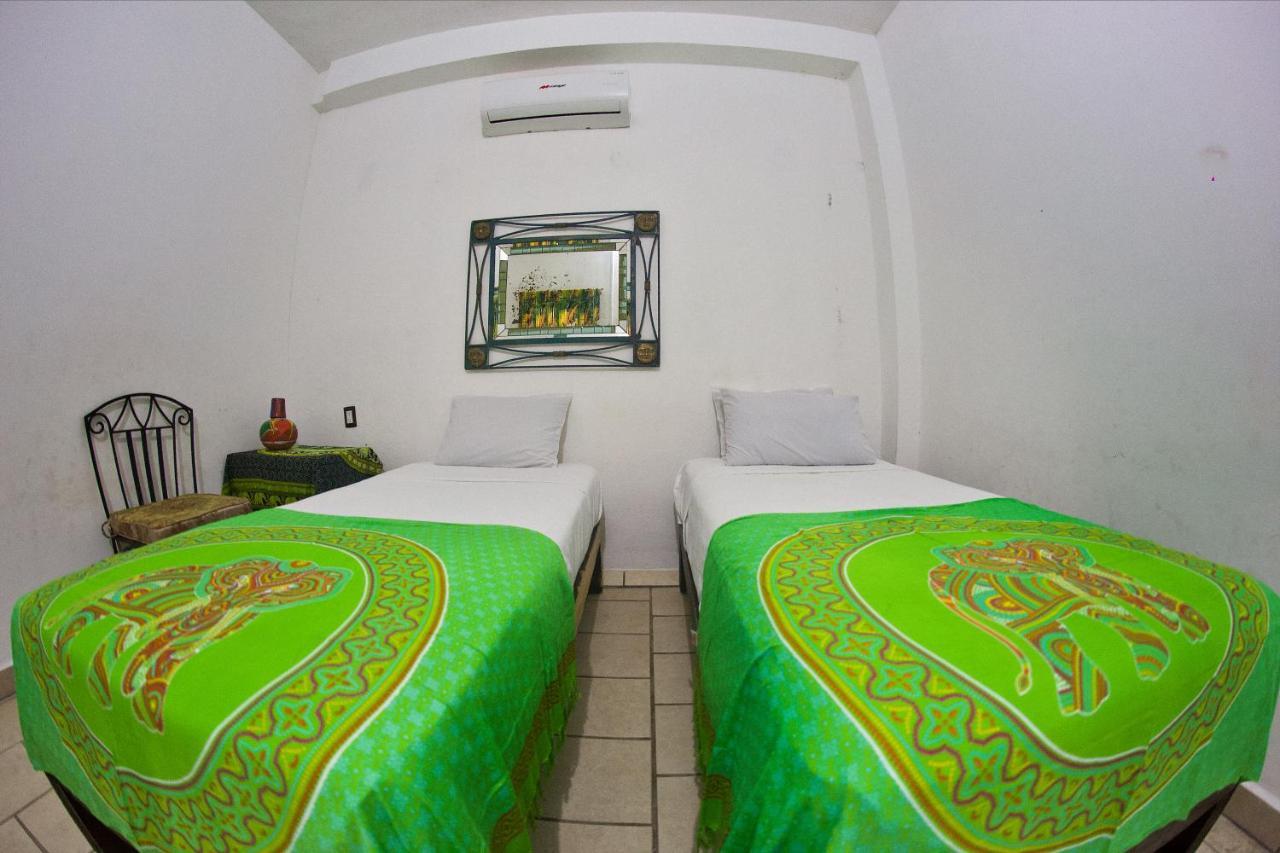 Alexandross Hostel Пуэрто-Вальярта Номер фото