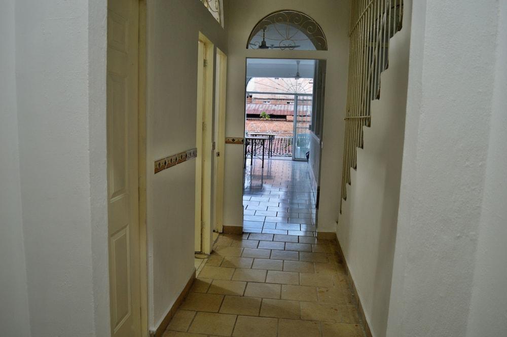 Alexandross Hostel Пуэрто-Вальярта Экстерьер фото