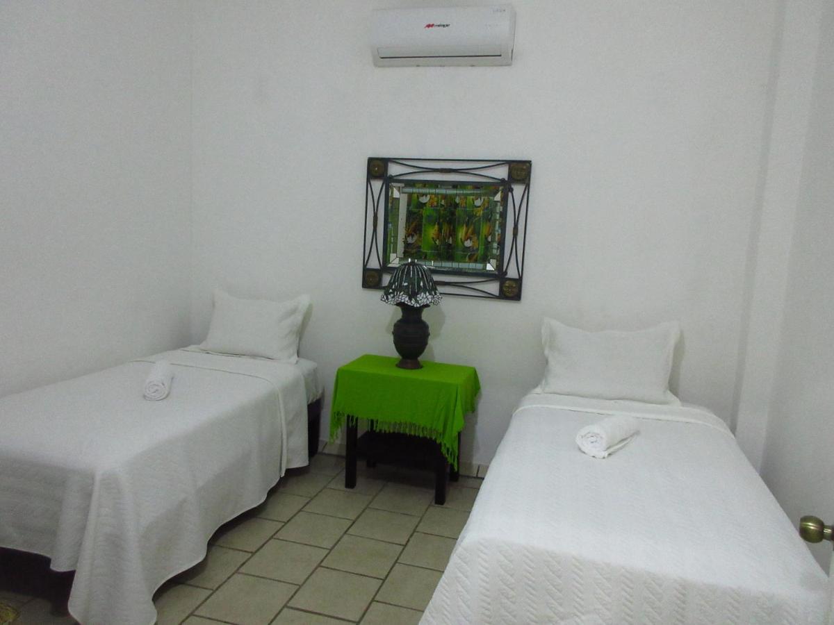 Alexandross Hostel Пуэрто-Вальярта Экстерьер фото